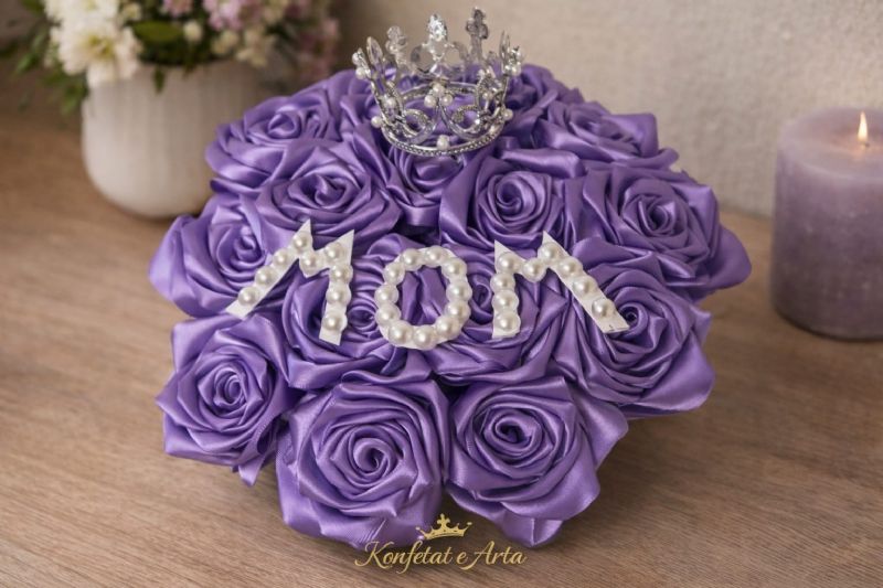 Dhurate Dekorative rreth me Lule Saten Lejla me Shkrim te Personalizuar nga KONFETAT E ARTA, konfeta tradicionale per martese shqiptare, aksesore romantike per dasme, dhurata ceremoniale me dizajn unik, paketime kreative per fejesa